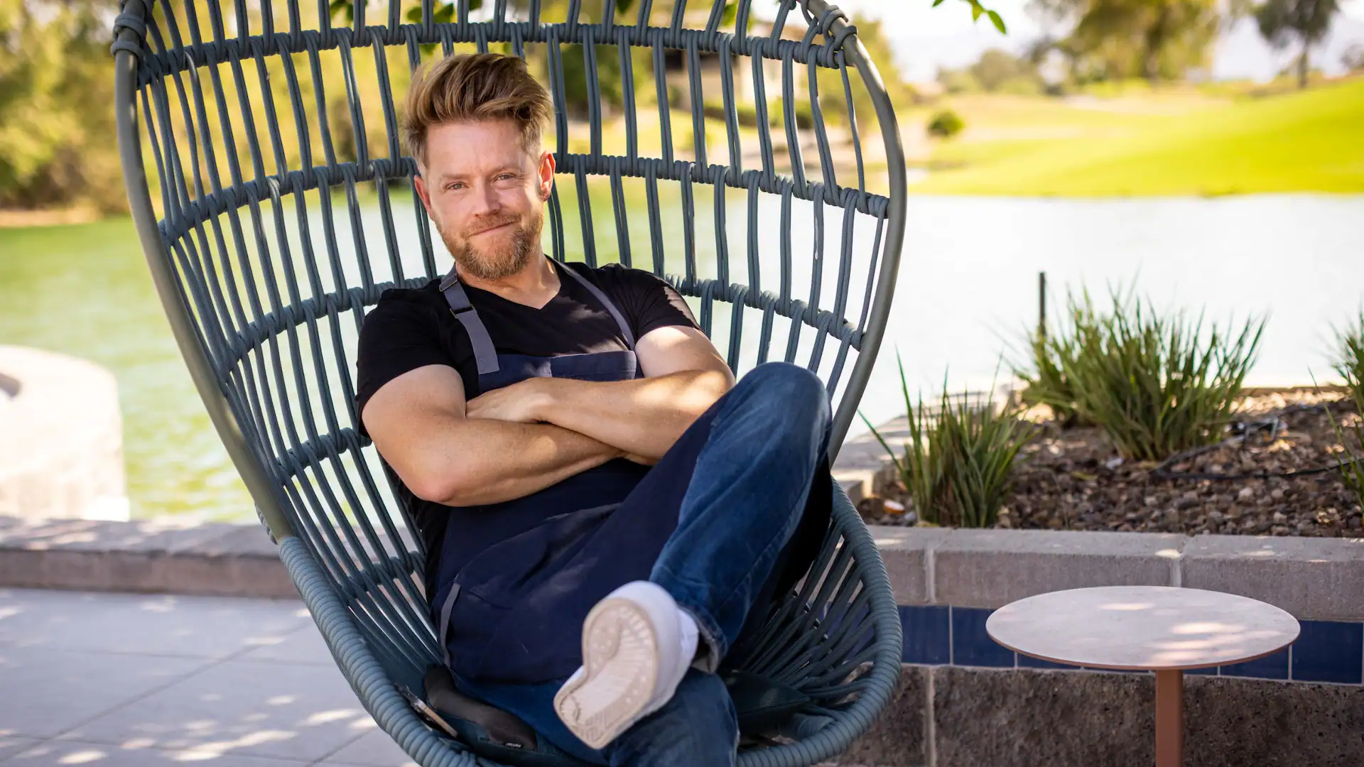 SCOTT-P0630-Richard-Blais-Outdoor-Sitting.16x9.jpg
